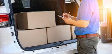 Taylandlı postacı paket ve posta kutularını kontrol ediyor. Asya çevrimiçi alışveriş servisi.