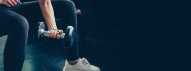 Zihinsel sağlık ve sağlık. Sağlıklı ve sağlıklı. Zihin-vücut gelişimi. Spor salonunda spor yapan kadın..