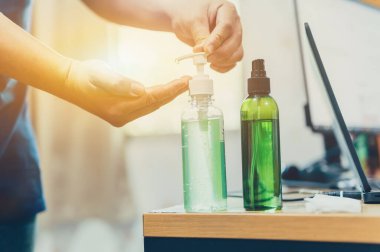 Corona virüsünü öldürmek için jelle alkolle temizleme. WFH: evden çalışma. Evde kal. Kendine dikkat et. Covid-19 'un etkisi ve salgın virüsünü durdurma