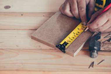 Marangoz dükkanında çalışan bir marangoz. Mobilya için ahşap işçiliği ve ev dekorasyonu konsepti. Dekorasyon için DIY tahtası.