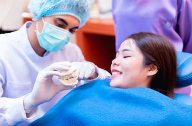 Diş implantı olan bir diş hekimi. Diş sağlığı danışmanlığında diş sağlığı ve sağlık konsepti.