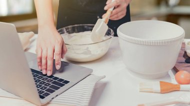 Ev yapımı tatlı pişirmek için çevrimiçi öğrenme yoluyla ev yapımı tatlı. Evde kal ve sosyal bağlantı kavramını kullan. Yeni normal ve COVID-19 'dan sonraki yaşam.
