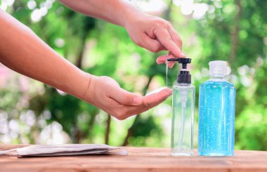 Alkollü antiseptik el jeli. Corona virüsüne karşı korunmak ve COVID-19 'un yayılmasını engellemek için ellerini yıkıyor..