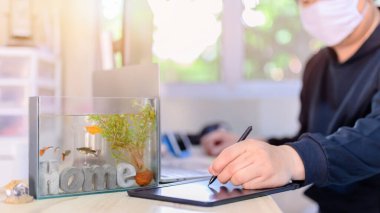 Kendini karantinaya al. Akvaryumdaki balıklarla evde çalış. Corona virüsü krizi sırasında dinlenme. Rahatlamak ve mesafeli olmak için evde kal..