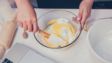 Pişirme işlemi ev yapımı tatlı tatlı. Evde kal ve sosyalleşme kavramı. Evde kal ve Japon gözlemesi pişirme alıştırması yap..