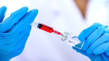 Coronavirus aşısı ve tedavisi olan bir bilim adamı. Hastalıklı hastalar için COVID-19 tedavi edici gelişim. Virüs salgınını önle ve durdur.