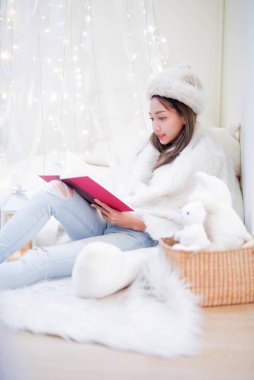 Beyaz Asyalı kadın. Evde kal. Kendine dikkat et. Sosyal Mesafe ve Fiziksel Mesafe. Çevrimiçi eğitim ve E-öğrenmenin yaşam tarzı.