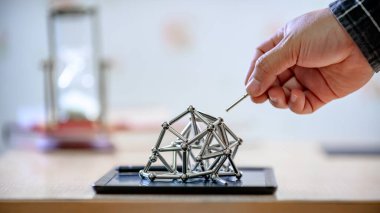 Coronavirus krizi sırasında iş adamı evden çalışıyor. İş başarısı ve takım çalışması konsepti. Yapbozdan kişisel gelişim yeteneği.