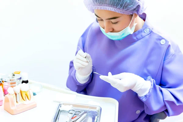 Dentistas Preparam Ferramentas Para Odontologia Conceito Saúde Clínica Odontológica Com — Fotografia de Stock