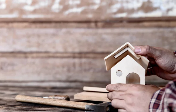 大工は家から働いている 家にいて安全な木工の概念を保ちなさい 社会的距離と身体的距離 — ストック写真