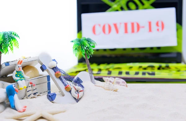 여름철에는 장난감이 모래사장 노트북에 표시되어 있습니다 컴퓨터 사용을 갈망하다 — 스톡 사진
