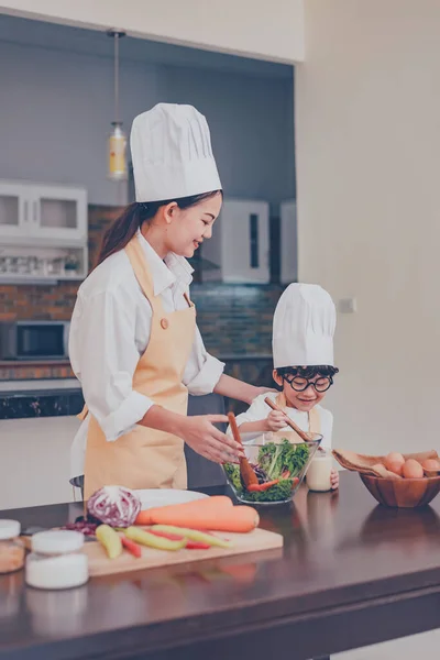 Thai Mom Dan Anak Memasak Bersama Sama Rumah Social Distancing — Stok Foto