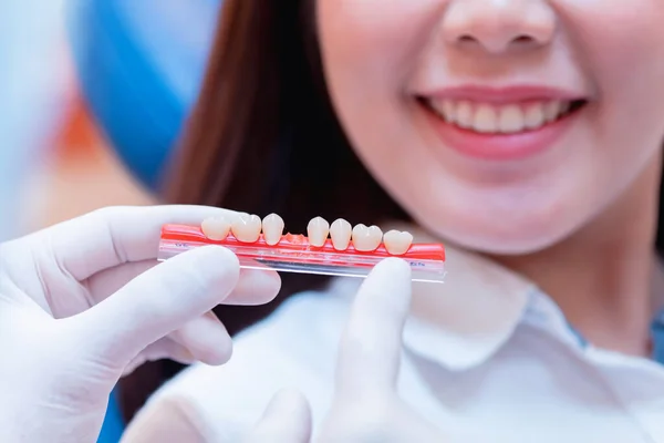 Dentista Com Implante Dentário Dentes Falsos Conceito Odontologia Saúde Clínica — Fotografia de Stock