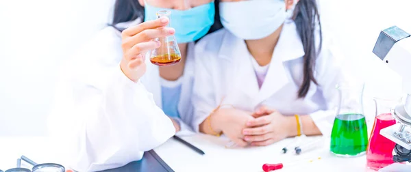 Médico Niños Haciendo Experimentos Para Aprender Sobre Las Medidas Covid —  Fotos de Stock