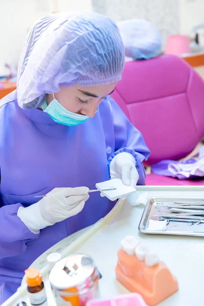 Dentistas Preparam Ferramentas Para Odontologia Conceito Saúde Clínica Odontológica Com — Fotografia de Stock