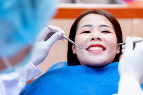 Diş Diş Sağlığı Kliniğinde Diş Sağlığı Konsepti Genç Asyalı Hasta — Stok fotoğraf
