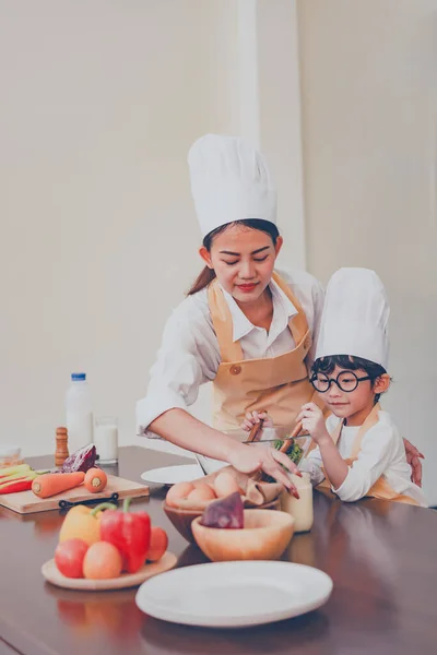 Thai Mom Dan Anak Memasak Bersama Sama Rumah Social Distancing — Stok Foto