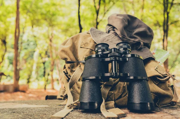 Sırt çantalı, şehirlerarası gözlüklü. Kuş gözlemlemek için dürbün. Ormanda ve mağarada gezinti ve yürüyüş patikaları.