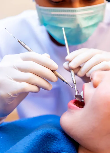 Odontologia Conceito Saúde Clínica Odontológica Dentista Check Dentes Para Jovem — Fotografia de Stock