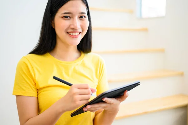 Young Thai Lady Entrepreneur Using Innovation Technology Tablet Selling Online Royalty Free Stock Photos