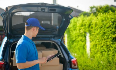 Evde teslimat, kilitleme ve kendini karantinaya alma. Yeni normal ve COVID 'den sonra Asya, Tayland' da hayat. Sosyal mesafeyi koru ve evde kal..