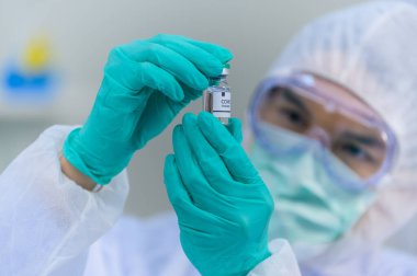 Bilim adamları laboratuvarda Coronavirus tedavisini araştırıyorlar. Asyalı Doktor virüs enfeksiyonuna karşı aşı üzerinde çalışıyor.