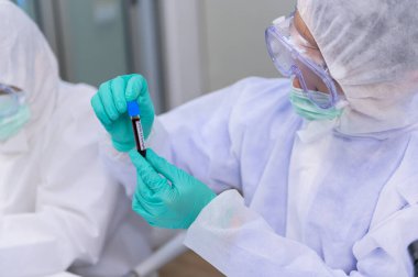 Bilim adamları laboratuvarda Coronavirus tedavisini araştırıyorlar. Asyalı Doktor virüs enfeksiyonuna karşı aşı üzerinde çalışıyor.