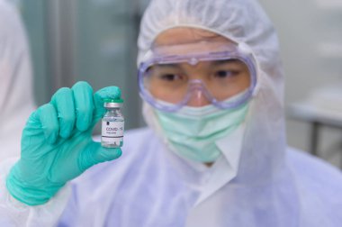 Bilim adamları laboratuvarda Coronavirus tedavisini araştırıyorlar. Asyalı Doktor virüs enfeksiyonuna karşı aşı üzerinde çalışıyor.
