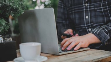 İş adamı evde ve Sosyal Mesafe 'de çalışıyor. Yeni normal iş hayatı. Coronavirüs ya da Covid-19 yüzünden kendini karantinaya almış..