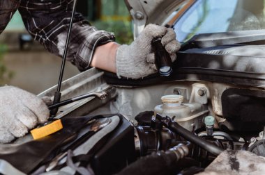 Araba bakımı. İş yerindeki adamlar. Otomatik tamirci motoru. Sosyal uzaklık ve yeni normal yaşam tarzı.
