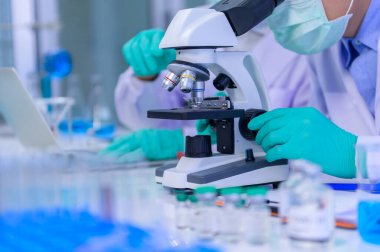 Bilim adamları laboratuvarda Coronavirus tedavisini araştırıyorlar. Asyalı Doktor virüs enfeksiyonuna karşı aşı üzerinde çalışıyor.