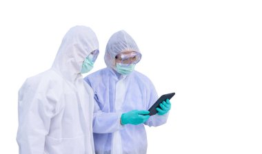 Doktor kırpma yolu ile beyaz arkaplanda izole edildi. Laboratuvarda Coronavirus tedavisini araştıran bilim adamları. Asyalı Doktor virüs enfeksiyonuna karşı aşı üzerinde çalışıyor.