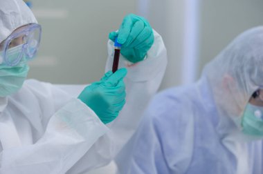 Laboratuvarda Coronavirus tedavisini araştıran bilim adamları. Asyalı Doktor virüs enfeksiyonuna karşı aşı üzerinde çalışıyor.