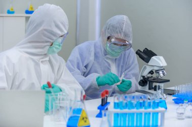 Laboratuvarda Coronavirus tedavisini araştıran bilim adamları. Asyalı Doktor virüs enfeksiyonuna karşı aşı üzerinde çalışıyor.