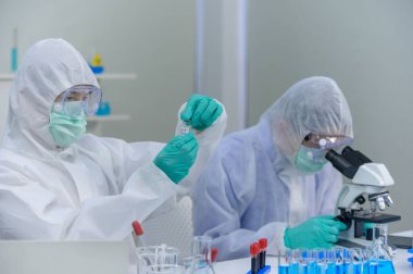Laboratuvarda Coronavirus tedavisini araştıran bilim adamları. Asyalı Doktor virüs enfeksiyonuna karşı aşı üzerinde çalışıyor.