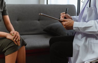 Akıl sağlığı. Psikolog hastaya tavsiye ediyor. Coronavirus sırasında ekonomik sorunların işsizliği veya Tayland, Asya 'da Covid-19 iş kaybı.