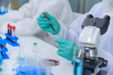 Bilim adamları laboratuvarda Coronavirus tedavisini araştırıyorlar. Asyalı Doktor virüs enfeksiyonuna karşı aşı üzerinde çalışıyor.