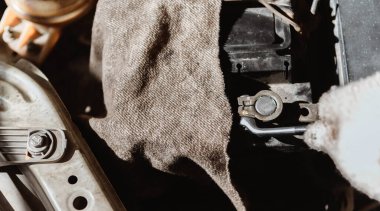 Araba bakımı. İş yerindeki adamlar. Otomatik tamirci motoru. Sosyal uzaklık ve yeni normal yaşam tarzı.