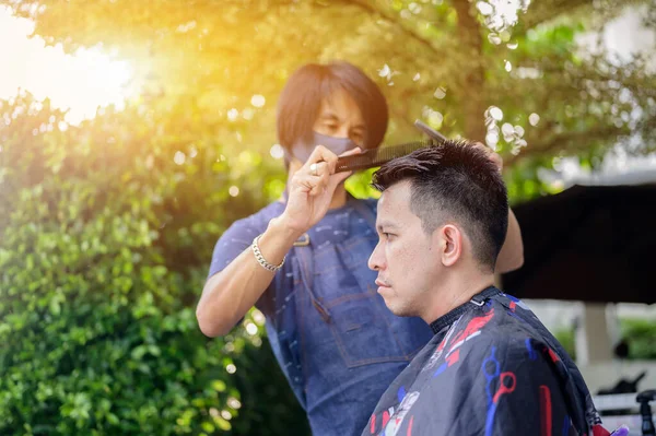 Homem Negócios Asiático Fazendo Corte Cabelo Salão Casa Barbearia Livre — Fotografia de Stock