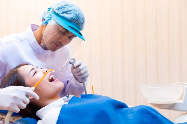 Odontología Odontología Dentista Revisa Los Dientes Paciente Asiático Estilo Vida — Foto de Stock
