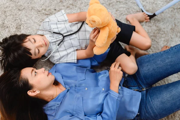 Ibu Dan Anak Bermain Sebagai Dokter Bersama Ruang Tamu Gaya — Stok Foto