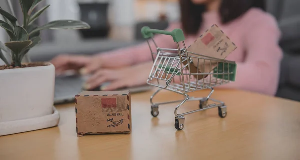 Online Winkelen Goede Levering Aziatische Vrouw Levensstijl Woonkamer Thuis Sociale — Stockfoto