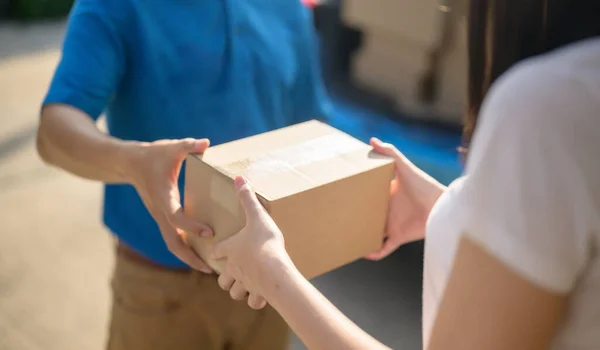 Evde teslimat, kilitleme ve kendini karantinaya alma. Yeni normal ve COVID 'den sonra Asya, Tayland' da hayat. Sosyal mesafeyi koru ve evde kal..