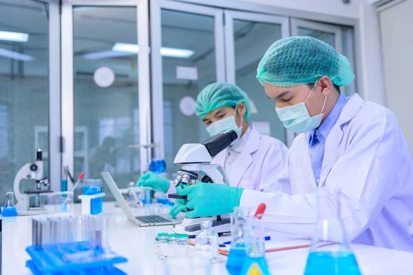 Laboratuvarda Coronavirus tedavisini araştıran bilim adamları. Asyalı Doktor virüs enfeksiyonuna karşı aşı üzerinde çalışıyor.