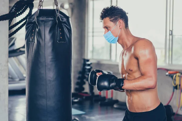 在健身馆 运动员戴着口罩进行拳击运动 社会疏离和健康 健康健康的身体 身心的改善 Covid 19之后的新常态和新生活 — 图库照片