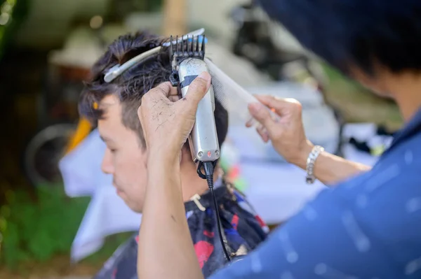 Homem Negócios Asiático Fazendo Corte Cabelo Salão Casa Barbearia Livre — Fotografia de Stock