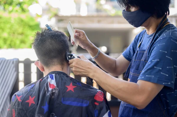 Homem Asiático Fazendo Corte Cabelo Negócios Salão Casa Barbearia Livre — Fotografia de Stock