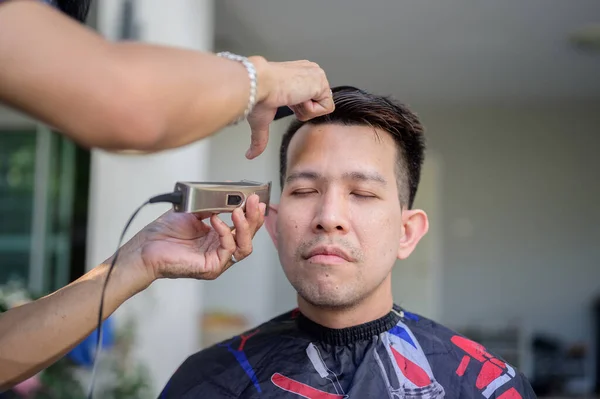 Homem Negócios Asiático Fazendo Corte Cabelo Salão Casa Barbearia Livre — Fotografia de Stock