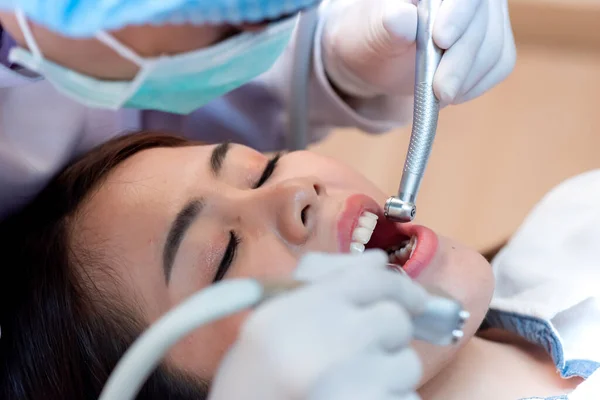 Odontología Odontología Dentista Revisa Los Dientes Paciente Asiático Estilo Vida — Foto de Stock