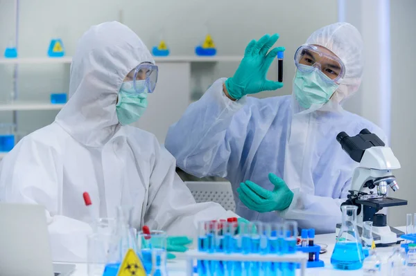 Equipo Científico Investigado Cura Del Coronavirus Laboratorio Médico Asiático Trabajando — Foto de Stock
